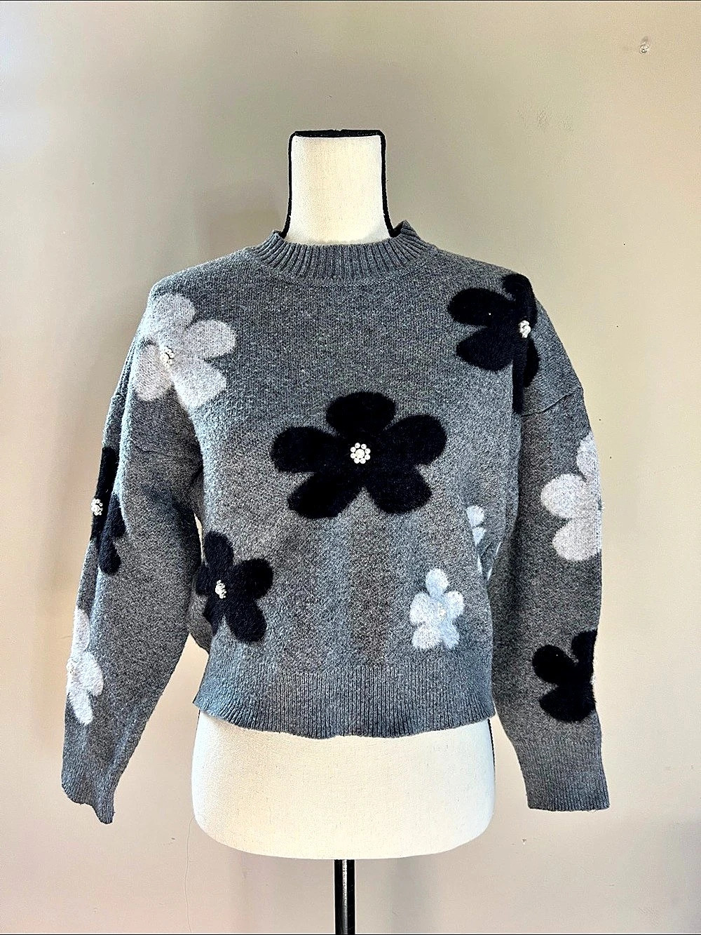 🖤🐼☕️Nanette Lepore Floral Crewneck Sweater in Gray & Black